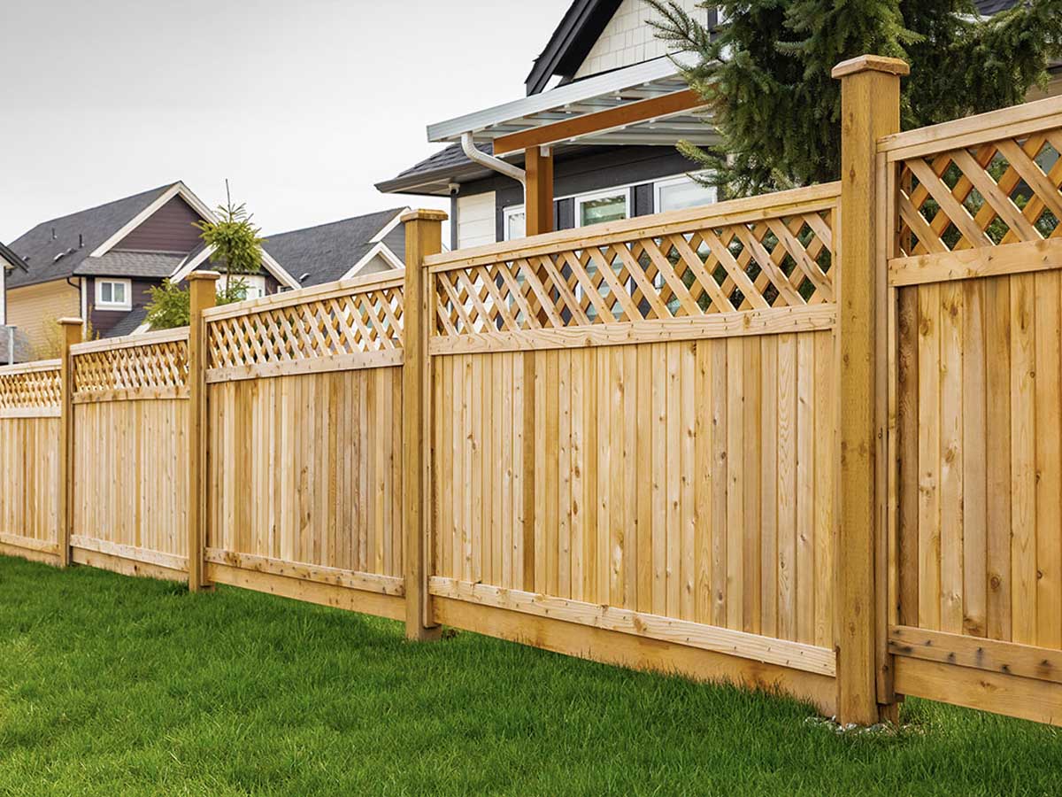 Cedar Privacy Fence with Decorative Lattice Top – Elegant Residential Border in Cincinnati, OH